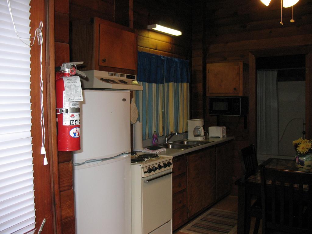 Forest Lake Camping Resort Lakefront Cabin 8 Advance Exterior photo